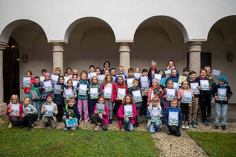 Die teilnehmenden Kinder mit ihren Urkunden