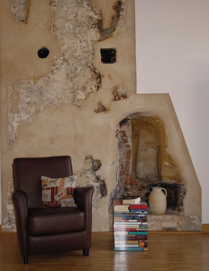 Leseecke am Kamin mit Zeitfenster