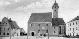 Marktplatz mit Stadtpfarrkirche und Kriegerdenkmal - um 1935
