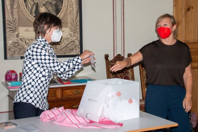 Büchereileiterin Irmi Sittl und Autorin Franziska Gehm bei der Ziehung der Lose