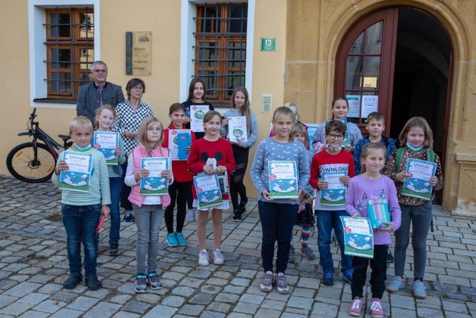 Teilnehmende Kinder am Leseclub mit Urkunden und Preisen